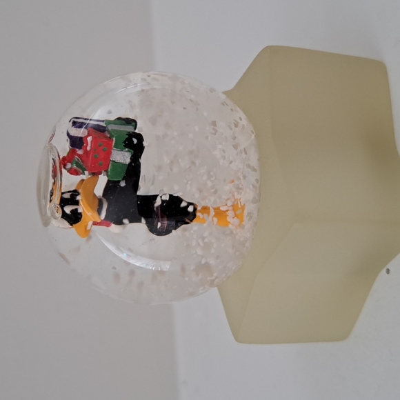 Small daffy snow globe - Picture 1 of 3